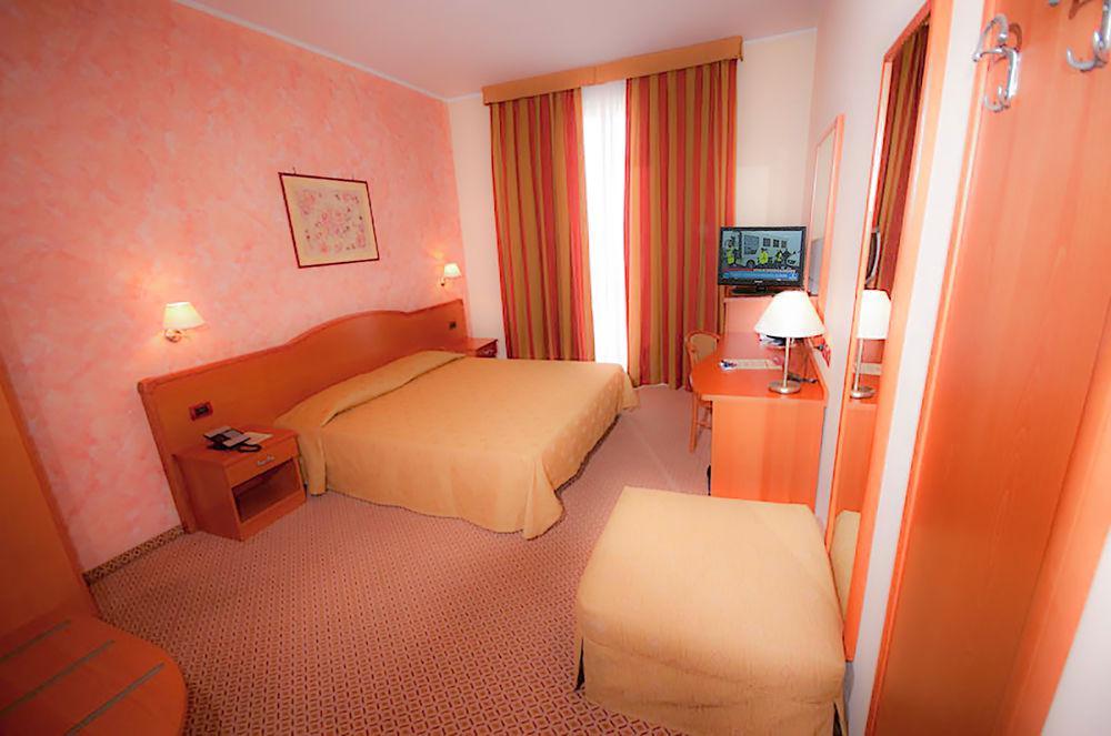 Hotel Brindor Poirino Extérieur photo