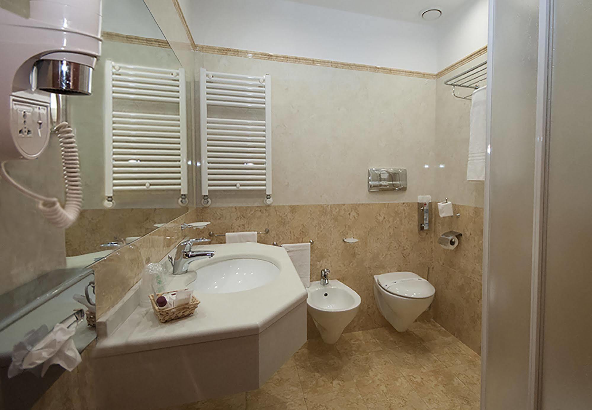 Hotel Brindor Poirino Extérieur photo