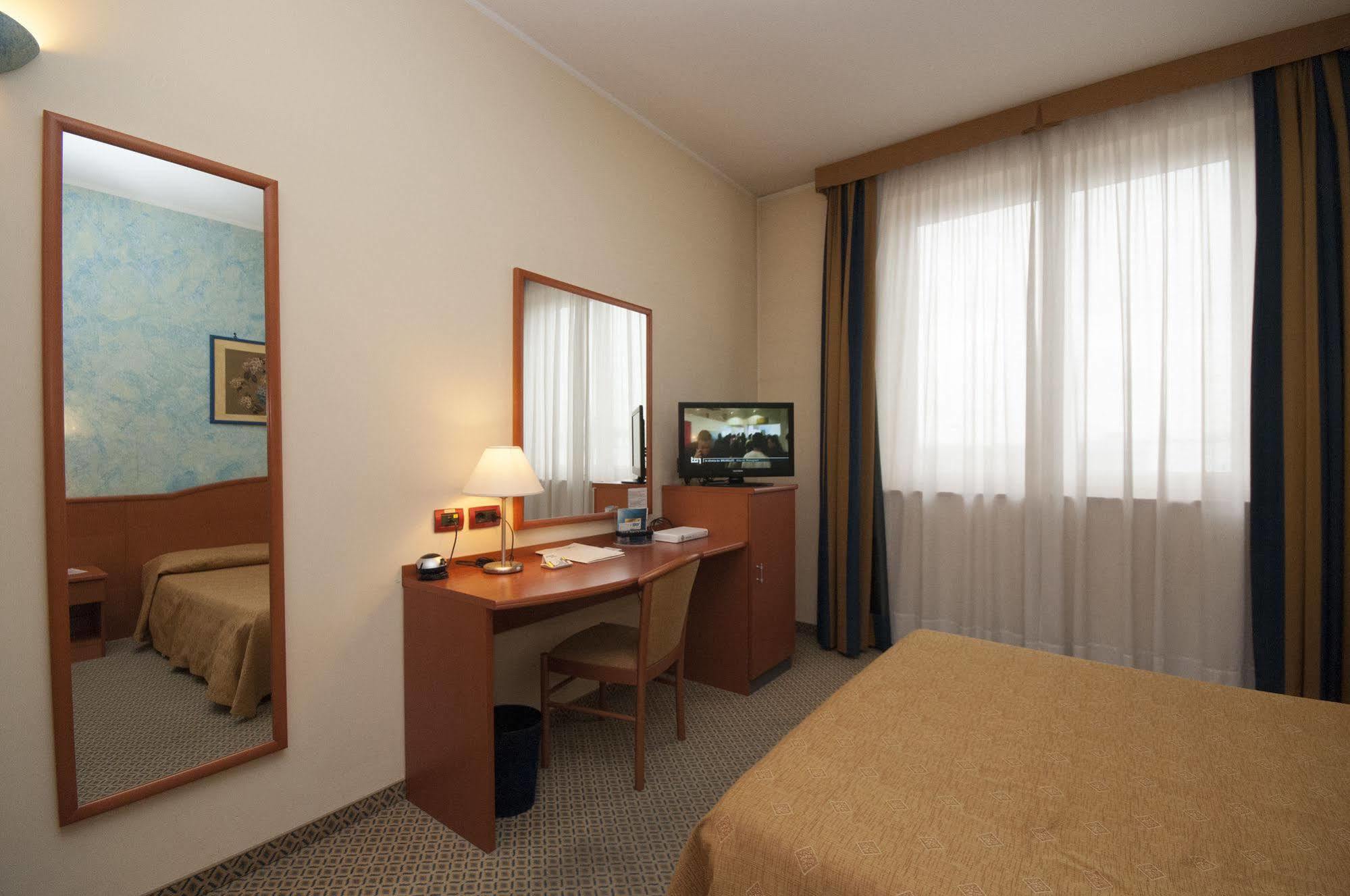 Hotel Brindor Poirino Extérieur photo